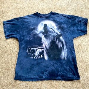 Mountain vintage XL t-shirt with wolf image.